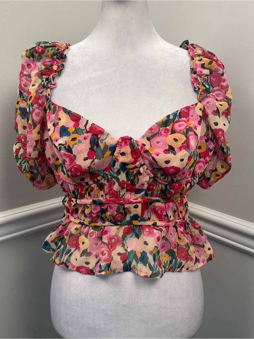 Astr The Label Pink Multi Floral Sweetheart Puff Sleeve Peplum TopS
